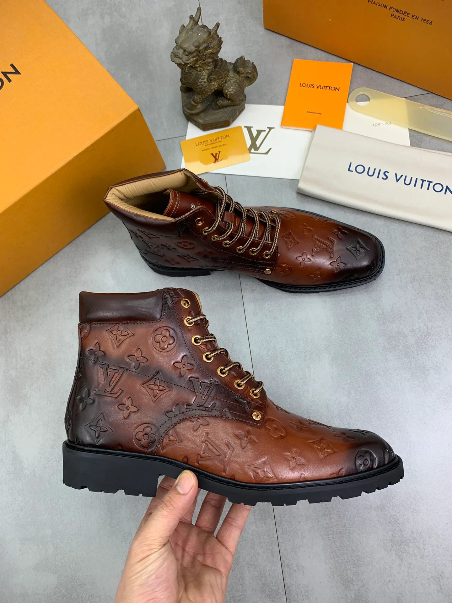 Men's shoes 💰P600 💰【New】🆘Water-dyed cow lining LV Louis Vuitton business high-top leather shoes, made of original imported Italian 🇮🇹 selected calfskin, full cowhide lining, carefully handmade by professional shoemakers, the original version is specially designed for wear-resistant outsole. Standard code: 38-44 3⃣️color🉑️select